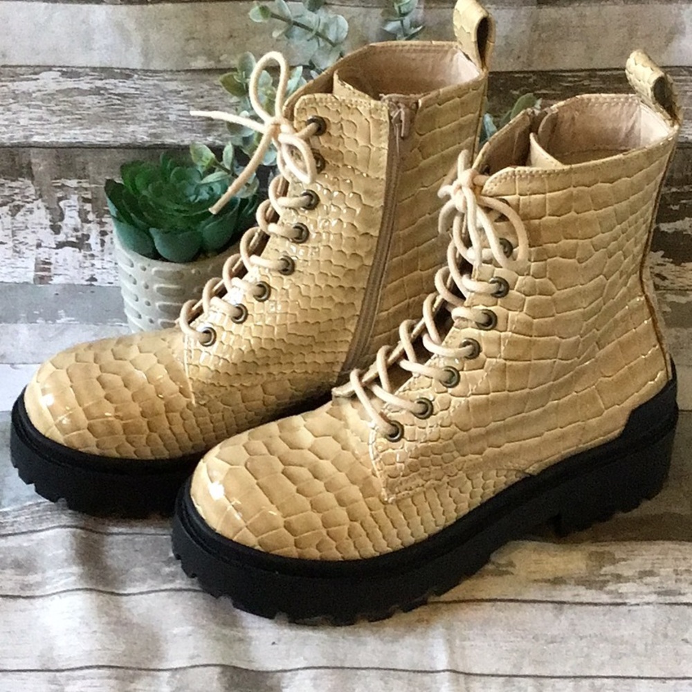 Women's Urban Outfitters Lace-Up Boots Size 7